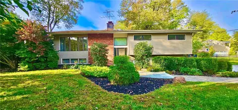 3 Sandstone Trl, Clarkstown, NY 10956