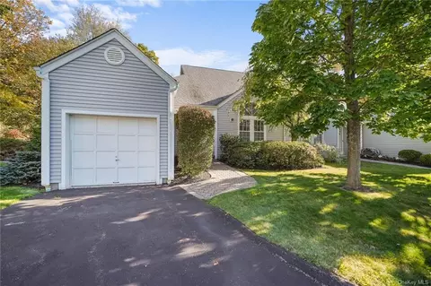 215 Sandpiper Ct, Yorktown, NY 10598