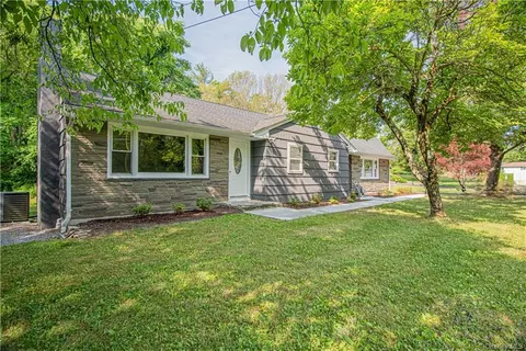 26 White Oaks Rd, Hyde Park, NY 12538
