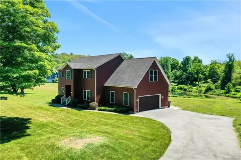 7 Stanford Ct, Rhinebeck, NY 12572
