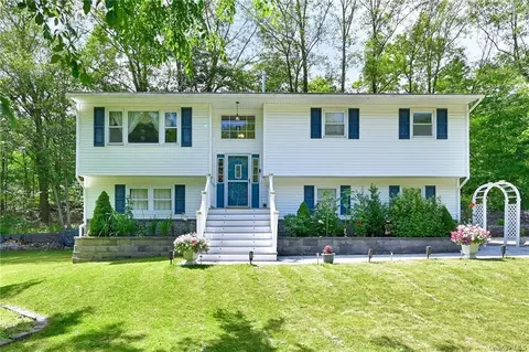 35 Skyline Dr, Woodbury Town, NY 10930