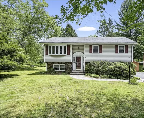 12 Mountain View Dr, Warwick, NY 10990