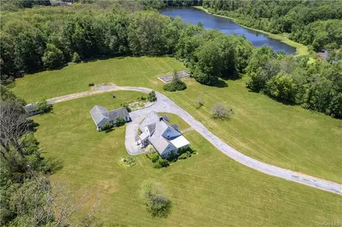 7 Willow Lake Dr, Greenville, NY 12771