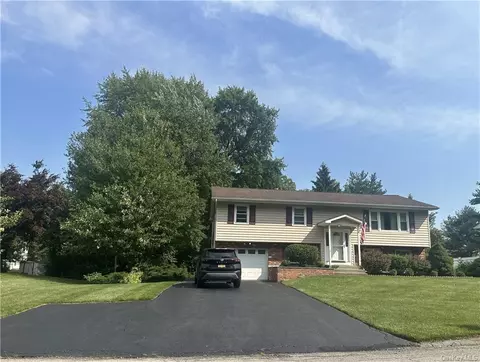 52 Reggie Dr, Wappinger, NY 12590