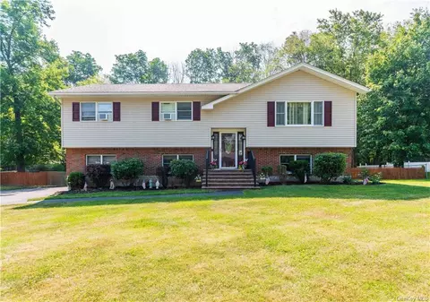 14 Heather Ln, Mount Hope, NY 10940
