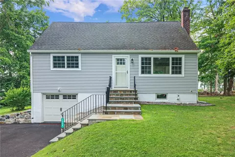 2059 Laurel Ct, Yorktown, NY 10598