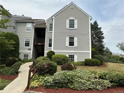 1046 Washington Grn, New Windsor, NY 12553