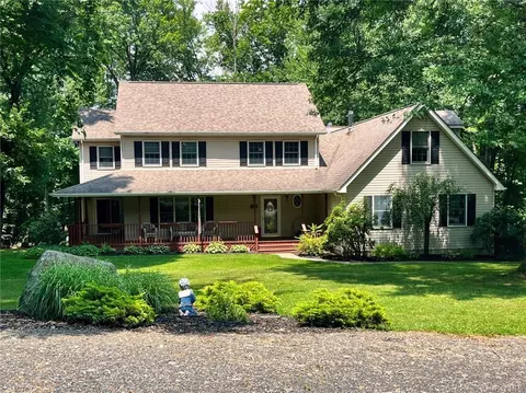 6 Lakewood Dr, New Windsor, NY 12553