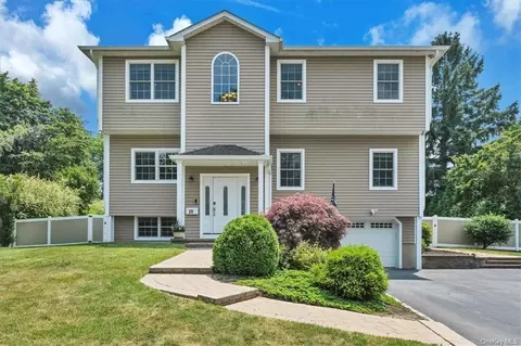 20 Kreuz Dr, Clarkstown, NY 10994