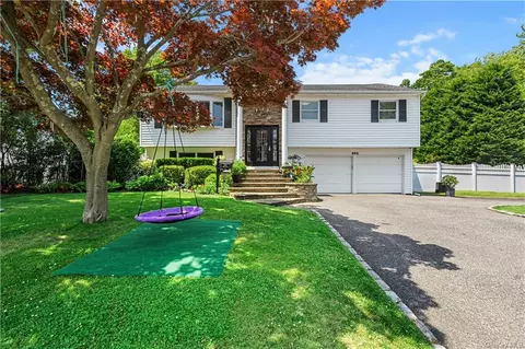 325 Pine Dr, Bay Shore, NY 11706