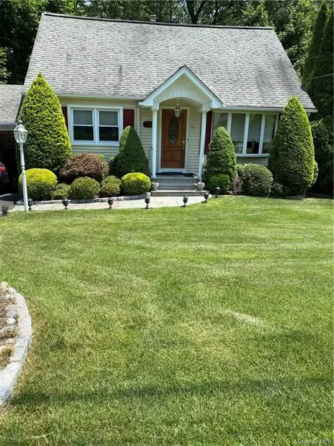 34 Cara Dr, Nanuet, NY 10954