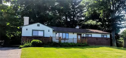 38 Hilltop Dr, Mahopac, NY 10541