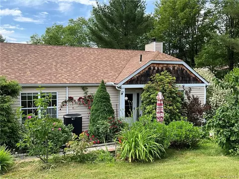 25 Hidden Ridge Dr, Thompson, NY 12701