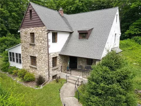 207 Rochdale Rd, Poughkeepsie, NY 12603