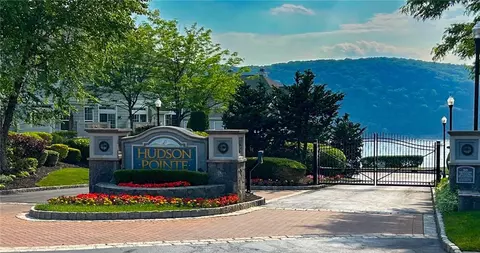 146 Hudson Pointe Dr, Poughkeepsie, NY 12601