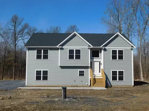 34 Emily Dr, Wallkill, NY 12589