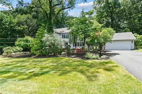 25 Woodland Rd, Clarkstown, NY 10956