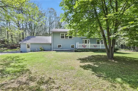 40 Sherry Ln, Shawangunk, NY 12566