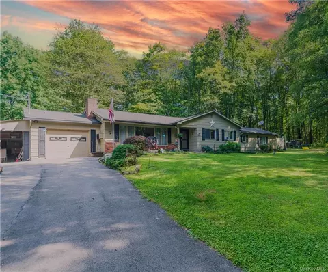 60 Arnott Ln, Wallkill, NY 10941