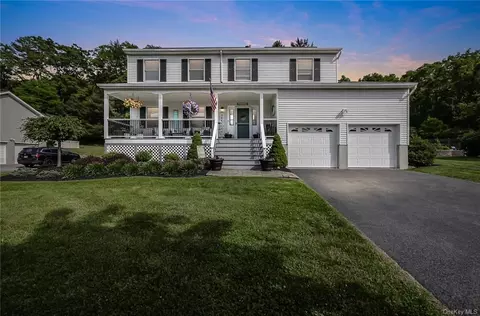 8 Lexington Ave, Woodbury Town, NY 10930