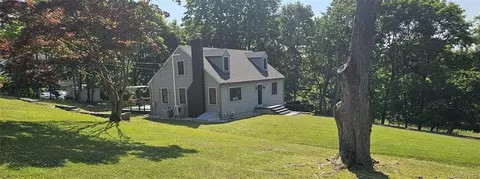 24 Woodland Dr, Poughkeepsie, NY 12590