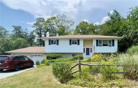 4 Wagon Wheel Rd, Poughkeepsie, NY 12601