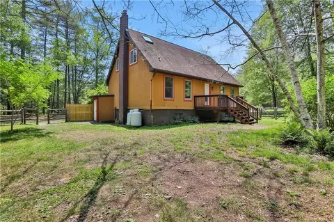 15 Brueckner Ln, West Hurley, NY 12491