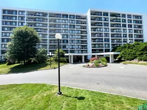 100 High Point Dr #212, Greenburgh, NY 10530