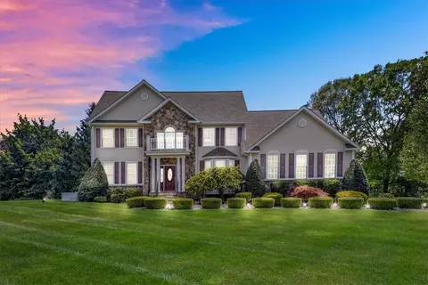 14 Albertanna Ct, East Fishkill, NY 12533