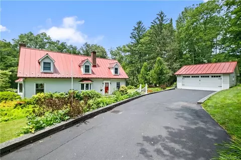 27 Tibet Dr, Kent, NY 10512