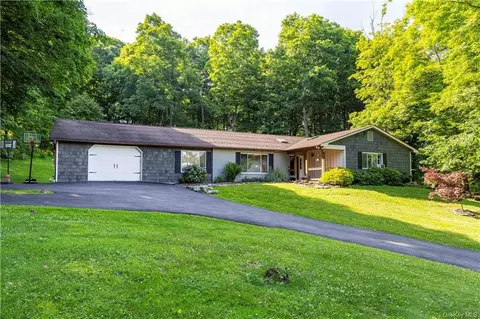 41 Deer Trail Dr, Mahopac, NY 10541