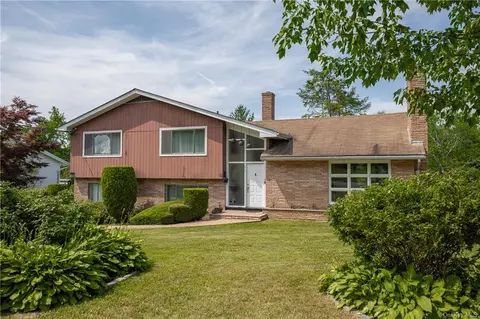 20 Lakeshore Dr, Eastchester, NY 10709