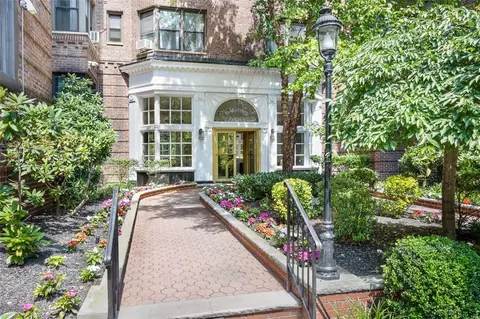 6940 Yellowstone Blvd #421, Forest Hills, NY 11375