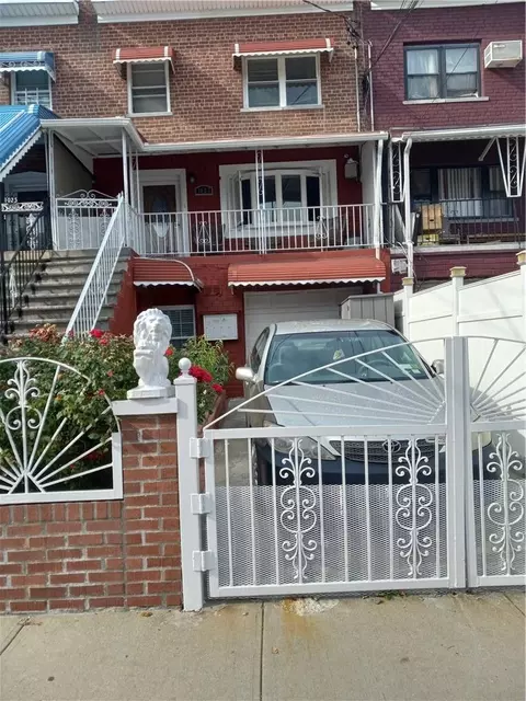 1027 E 218th St, New York, NY 10469