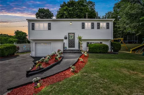 285 N Middletown Rd, Clarkstown, NY 10954