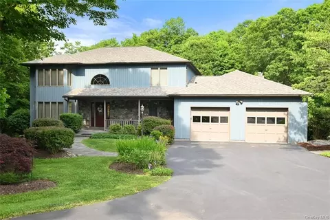 5 Dennis Dr, Woodbury Town, NY 10930