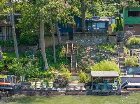 4 Van Orden Ln, Greenwood Lake, NY 10925