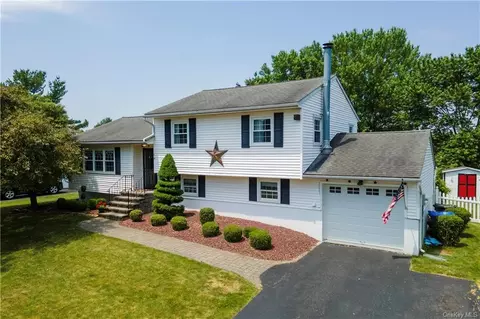 19 New Castle Dr, Washingtonville, NY 10992