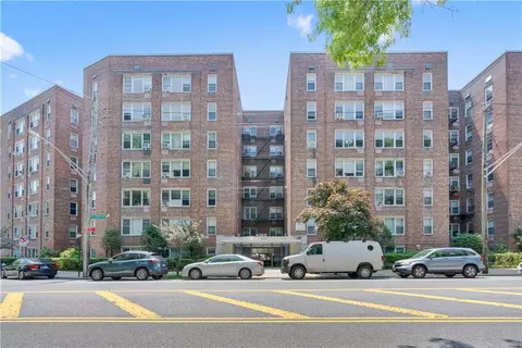 4320 Van Cortlandt Park E #6G, New York, NY 10470