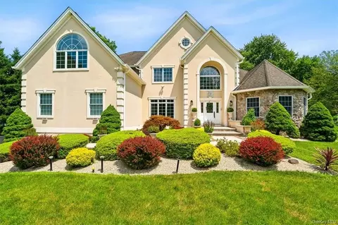 29 Athenian Ln, East Fishkill, NY 12533