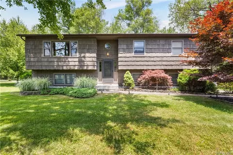 7 Kingsland Dr, Clarkstown, NY 10956