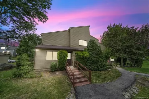 34 Sycamore Ct, Highland Mills, NY 10930