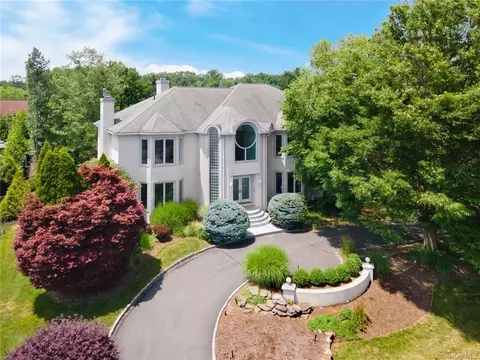 25 Fieldstone Ct, Clarkstown, NY 10956