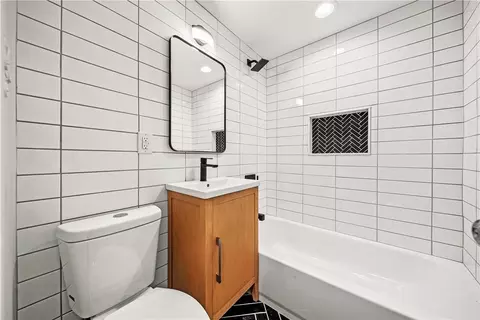 445 S 6th St, Lindenhurst, NY 11757