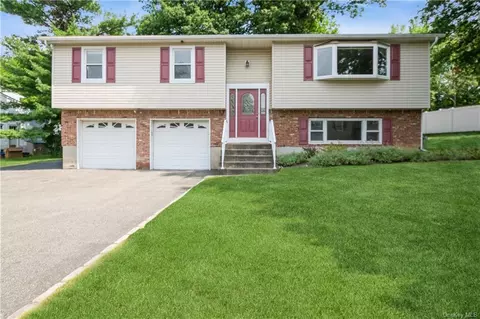 132 Lake Nanuet Dr, Clarkstown, NY 10954