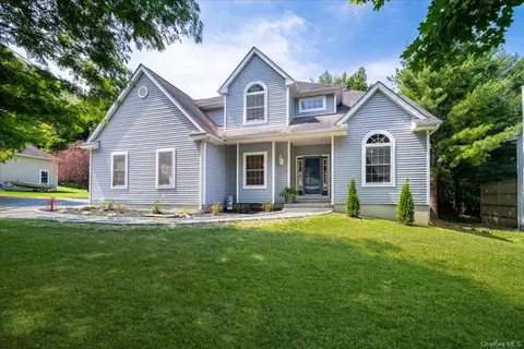 16 Exeter Cir, Beacon, NY 12508