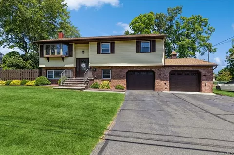 18 Centennial Dr, Haverstraw, NY 10923