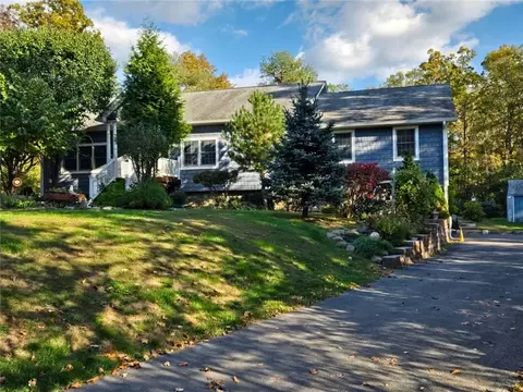 6 Russet Ct, Wallkill, NY 12589