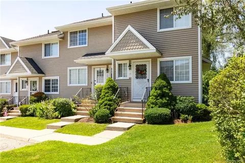 102 Covington Green Ln, Patterson, NY 12563