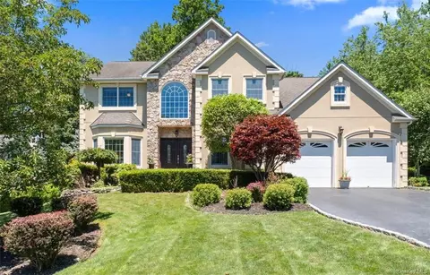 46 Greenwich Ave, Woodbury Town, NY 10917